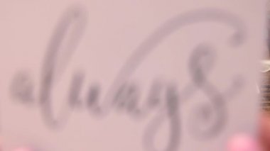 Eller kameradan uzaklaşsın. Her zaman bir kart. 