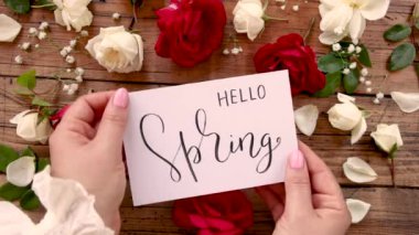 Eller kameraya yaklaşsın. Merhaba, bahar kartı. 