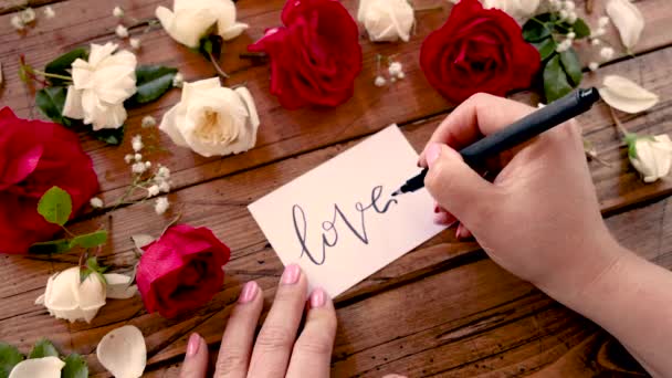 Écrire Amour Sur Une Carte Près Des Fleurs Fermer — Video