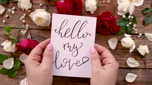 Mains Avec Carte Hello Love Sur Une Table Bois Vue — Video