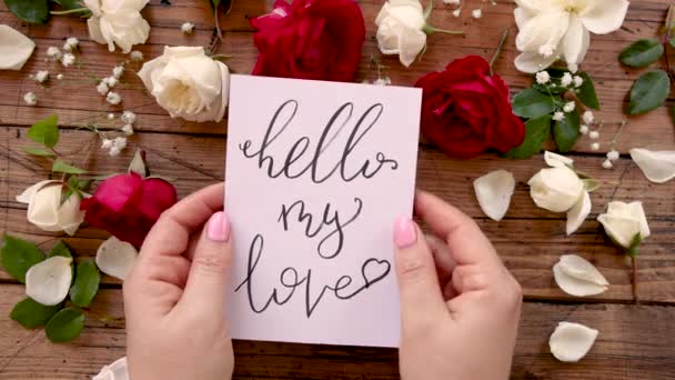 Mains Avec Carte Hello Love Sur Une Table Bois Vue — Video