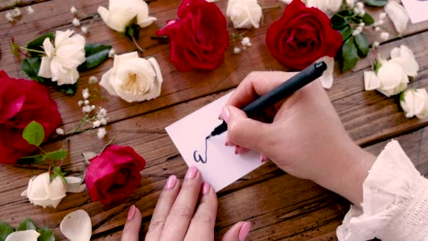 Scrivere Sempre Una Carta Vicino Fiori Vicino — Video Stock