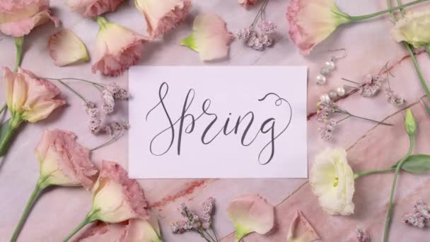 Spring Kort Ett Marmorbord Nära Rosa Blommor Ovanifrån Zooma — Stockvideo