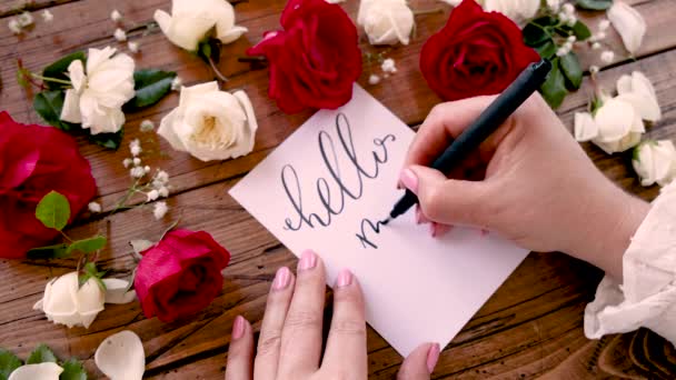 Escribiendo Hello Love Una Tarjeta Cerca Las Flores Cerca — Vídeos de Stock