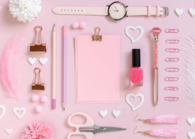 Şarjörlü pembe kağıt kart, okul aksesuarları ve pastel üst manzaralı kalpler, boş kart modeli. Kız işyeri. Okula dönmek ve sevgililer günü kavramları
