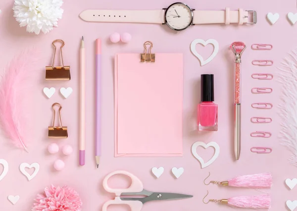 Pinkfarbene Papierkarte Mit Clip Mädchenhaften Accessoires Und Herzen Auf Pastellrosa — Stockfoto