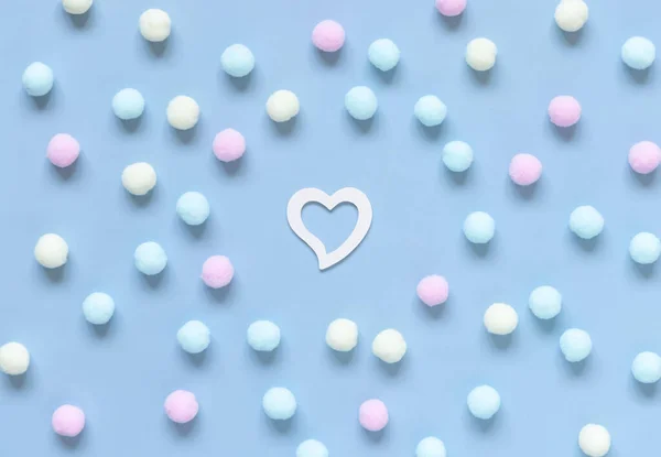Açık Mavi Üst Manzaralı Pastel Ponponlar Arasındaki Beyaz Kalp Sevgililer — Stok fotoğraf