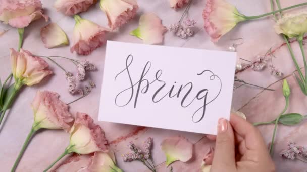 Hand Zet Spring Kaart Een Marmeren Tafel Bij Roze Bloemen — Stockvideo