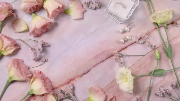 Ręcznie Umieszcza Kartę Date Marmurowym Stole Pobliżu Różowych Kwiatów Zbliżyć — Wideo stockowe