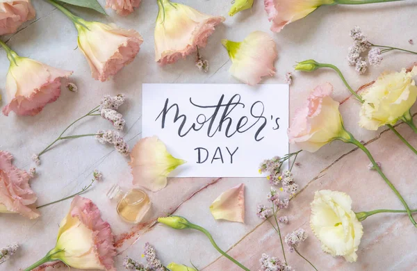 Card Handwritten Text Mother Day Surrounded Pink Flowers Earrings Petals — Stock Photo, Image