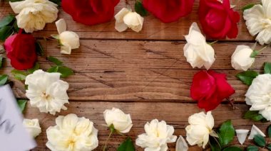 Marş kartını ahşap bir masanın üstüne koy. 