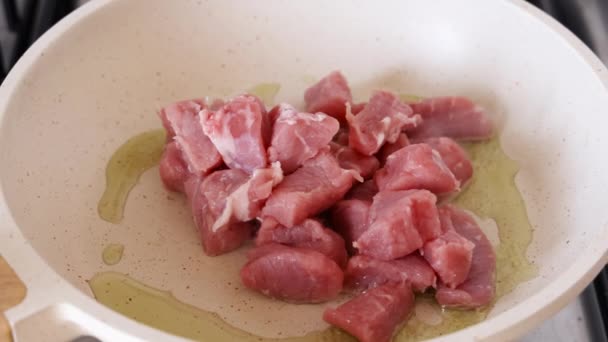 Rohe Kalbfleischstücke Weißer Pfanne Mit Erhitztem Olivenöl Nahaufnahme Braten Konzept — Stockvideo
