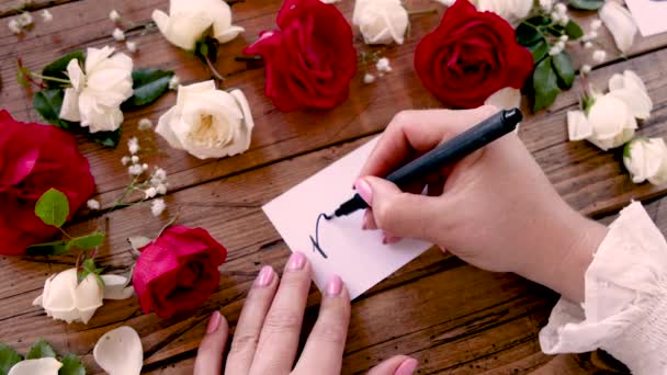 Γράφοντας Μαρτιοσ Μια Κάρτα Κοντά Λουλούδια Από Κοντά — Αρχείο Βίντεο