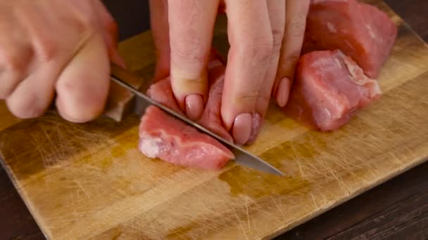 Vrouw Handen Snijden Een Stuk Rauw Vlees Plakken Met Een — Stockvideo