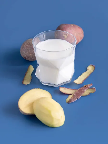 Bicchiere Trasparente Con Latte Patata Vegetale Sul Tavolo Blu Vicino — Foto Stock