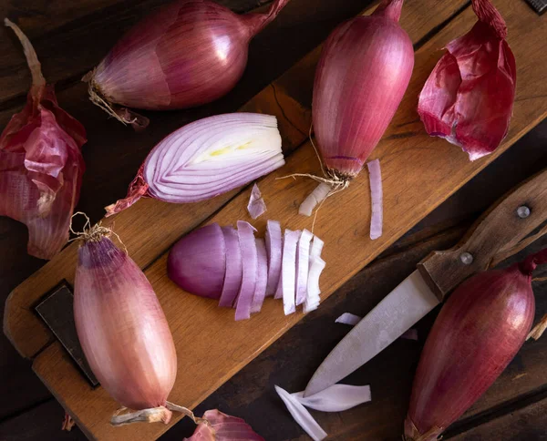 木製のボード上のビューにナイフで赤トロピア玉ねぎをスライス 伝統的な地元の南イタリアの野菜 家庭用キッチンでの調理プロセス — ストック写真