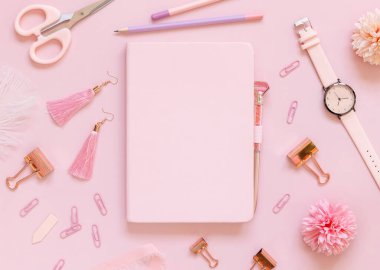 Hardcover defter ve Pembe okul aksesuarları Pastel Pembe, Top View, ders kitabı modeli. Makas, kalem, ataç, küpe ve saati olan kız işyeri. Okul konseptine dönelim.