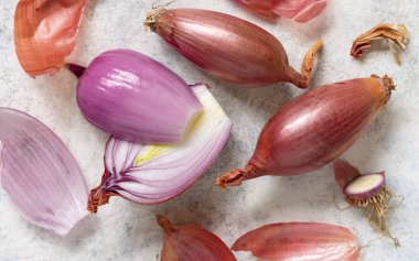 Beyaz masa manzaralı soyulmuş kırmızı tropea soğanı. Geleneksel Güney İtalya sebzesi. Ev mutfağında aşçılık süreci
