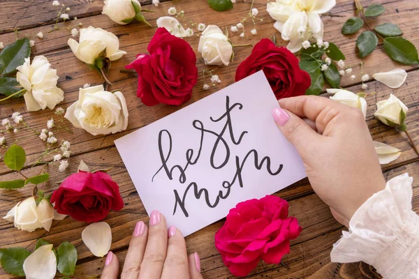 Hands Handwritten Card Best Mom Surrounded Red Cream Roses Close — Stock Photo, Image