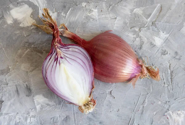 Mitad Las Cebollas Rojas Tropea Una Mesa Gris Cierran Vegetales — Foto de Stock