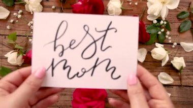 Eller kameradan uzaklaşsın. En iyi anne kartı. 