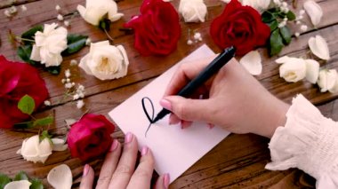 Çiçeklerin yakınındaki bir karta en iyi anneyi yazmak.