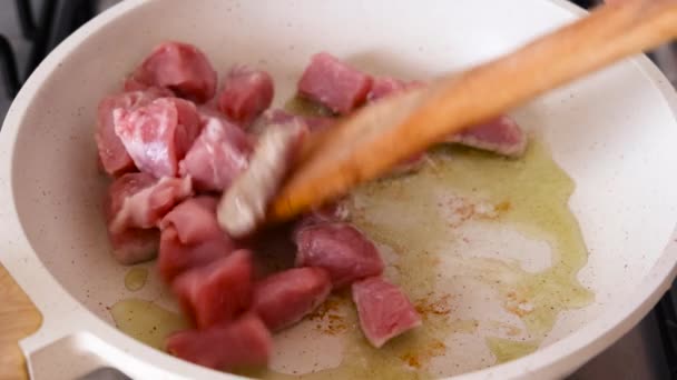 Roeren Stukken Rauw Vlees Witte Koekenpan Door Houten Keuken Spatel — Stockvideo