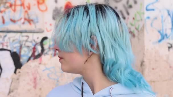 Σοβαρή Teenager Γαλάζιο Oversized Hoodie Στρίψτε Αριστερά Μπλε Μαλλιά Έφηβος — Αρχείο Βίντεο