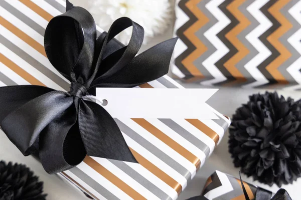Present Blankhorizonal Gift Tag Black Bow Close Gift Boxes Wrapped — Stock Photo, Image