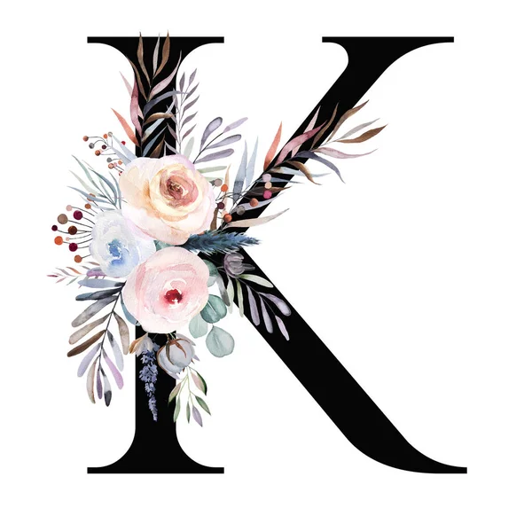 黑色字母K与白色的淡水色冬季花束隔离 冬季波荷信 有叶子 浆果和蓝色 薰衣草和粉红色的花朵 婚礼设计中的字母花卉元素 — 图库照片