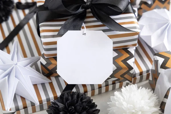 태그와 선물로 상자는 줄무늬와체 기하학 종이에 검은색 근처에 크리스마스 기념일 — 스톡 사진