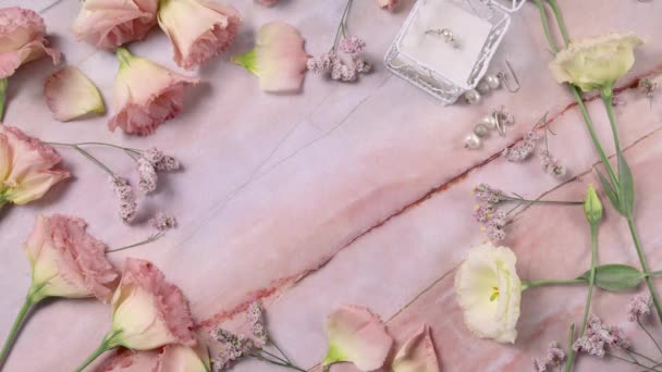 Ręcznie Umieszcza Wedding Karty Marmurowym Stole Pobliżu Różowe Kwiaty Zbliżenie — Wideo stockowe