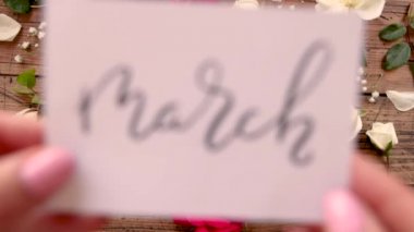 Eller kameradan uzaklaşsın.