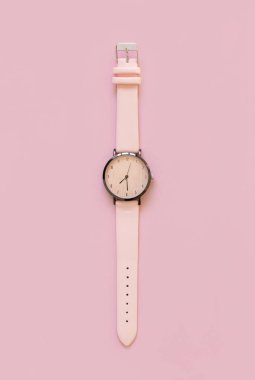 Pembe kol saati pembe, moda kızımsı ya da zarif kadın aksesuarlı üst görünüm. Zaman kavramları