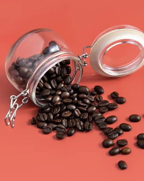 Rostade Kaffebönor Glasburk Rosa Bakgrund Med Kopia Utrymme Nära Håll — Stockfoto