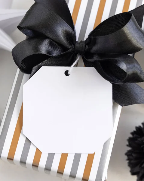 Presente Con Etichetta Regalo Bianco Fiocco Nero Vicino Scatole Regalo — Foto Stock