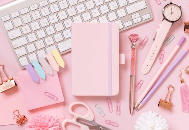 Hardcover defter, Pembe okul aksesuarları ve açık pembe klavye, Top view, ders kitabı modeli. Not defteri, makas, kalem, ataç, kart ve saati olan kız işyeri. Okula geri dön. 