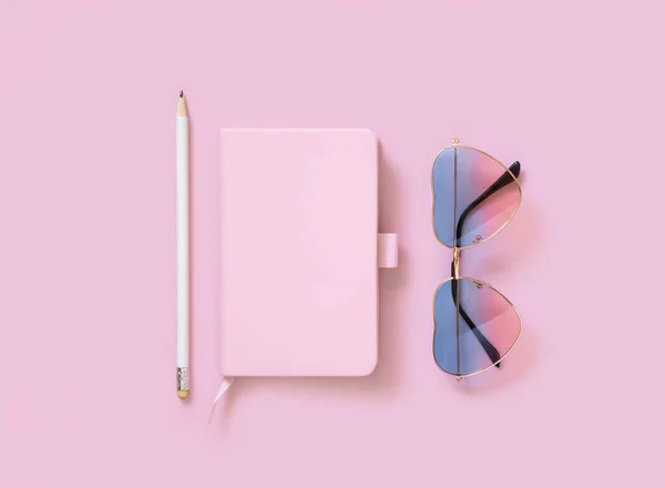 精装书 心形防晒霜 粉红上的茴香 硬皮笔记本造型平铺 女性少女与旅行概念 — 图库照片