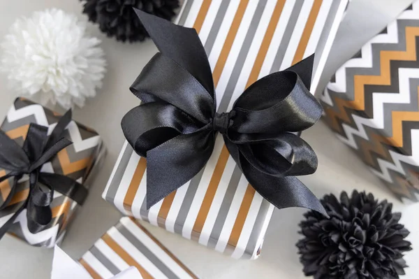 Gift Boxes Wrapped Striped Chevron Geometric Paper Black Ribbon Bows — Stock Photo, Image