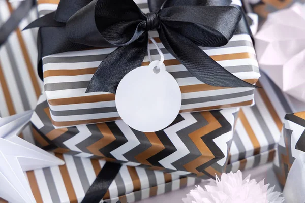 태그를 상자는 줄무늬와체 기하학 종이에 검은색 근처에 크리스마스 기념일 레이블 — 스톡 사진