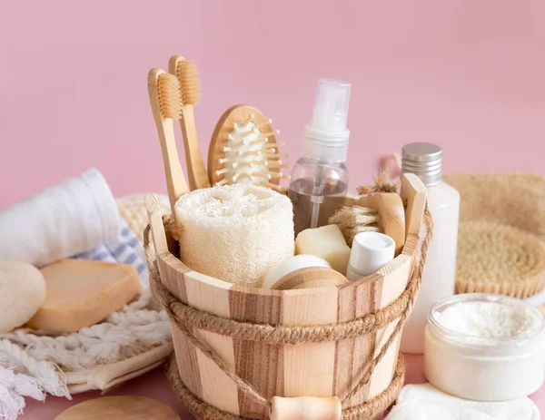 Sauna kovası, organik doğal kozmetik ürünleri ve sıfır atık aksesuar cilt ve saç bakımı için pembeye. Banyo, masaj ya da kaplıca salonu için çevre dostu güzellik ürünlerini kapatın