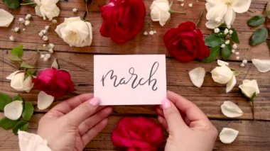 Eller bir kamera marş kartına yaklaşsın. 