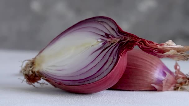 Mitad Las Cebollas Rojas Frescas Tropea Girando Una Mesa Blanca — Vídeo de stock