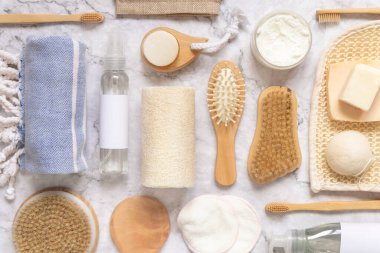 Organik doğal kozmetik ürünleri ve mermer düz zeminde deri ve saç bakımı için sıfır atık aksesuarı. Banyo, masaj ya da kaplıca salonu için çevre dostu güzellik ürünlerinin en üst görüntüsü