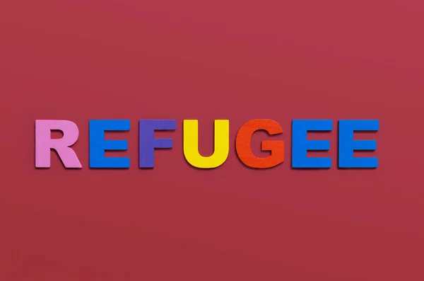 Πρόσφυγες Λέξη Γραμμένη Πολύχρωμα Ξύλινα Γράμματα Αλφαβήτου Κόκκινο Φόντο Ασφαλής — Φωτογραφία Αρχείου