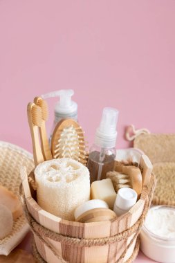 Sauna kovası, organik doğal kozmetik ürünleri ve sıfır atık aksesuar cilt ve saç bakımı için pembeye. Banyo, masaj ya da kaplıca salonu için çevre dostu güzellik ürünlerini kapatın