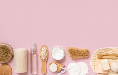 Organik doğal kozmetik ürünleri ve sıfır atık aksesuar. Pembe düz alanda cilt ve saç bakımı için. Fotokopi alanı da var. Banyo, masaj ya da kaplıca salonu için çevre dostu güzellik ürünlerinin en üst görüntüsü