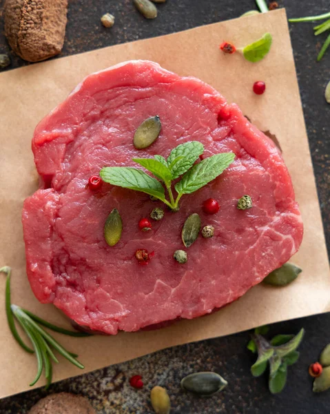 Bistecca Filetto Manzo Crudo Sulla Vista Dall Alto Del Tavolo — Foto Stock