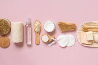 Organik doğal kozmetik ürünleri ve sıfır atık aksesuar. Pembe düz alanda cilt ve saç bakımı için. Fotokopi alanı da var. Banyo, masaj ya da kaplıca salonu için çevre dostu güzellik ürünlerinin en üst görüntüsü