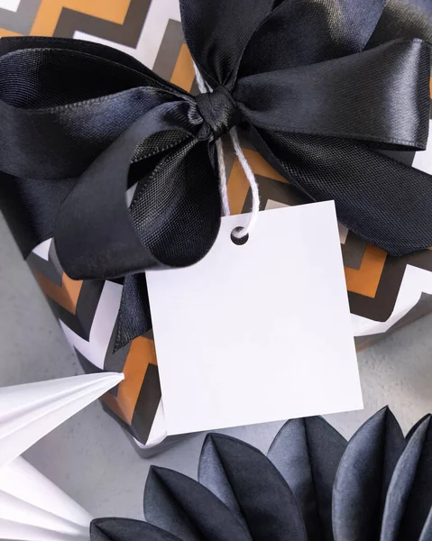 Подарок Квадратным Бейджиком Черным Бантом Подарочные Коробки Завернутые Геометрическую Бумагу — стоковое фото